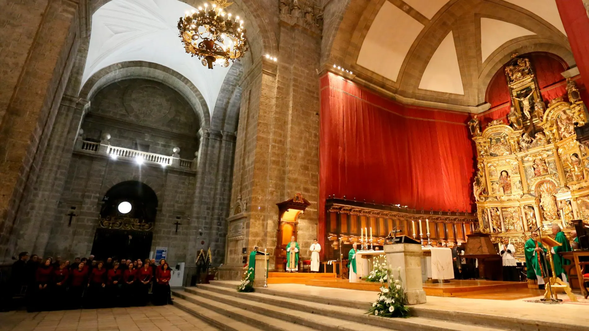 Eucaristía celebrada en la Catedral de Valladolid y oficiada por el obispo auxiliar, Luis Argüello, para conmemorar el 40 aniversario de los colegios Peñalba y Peñacorada