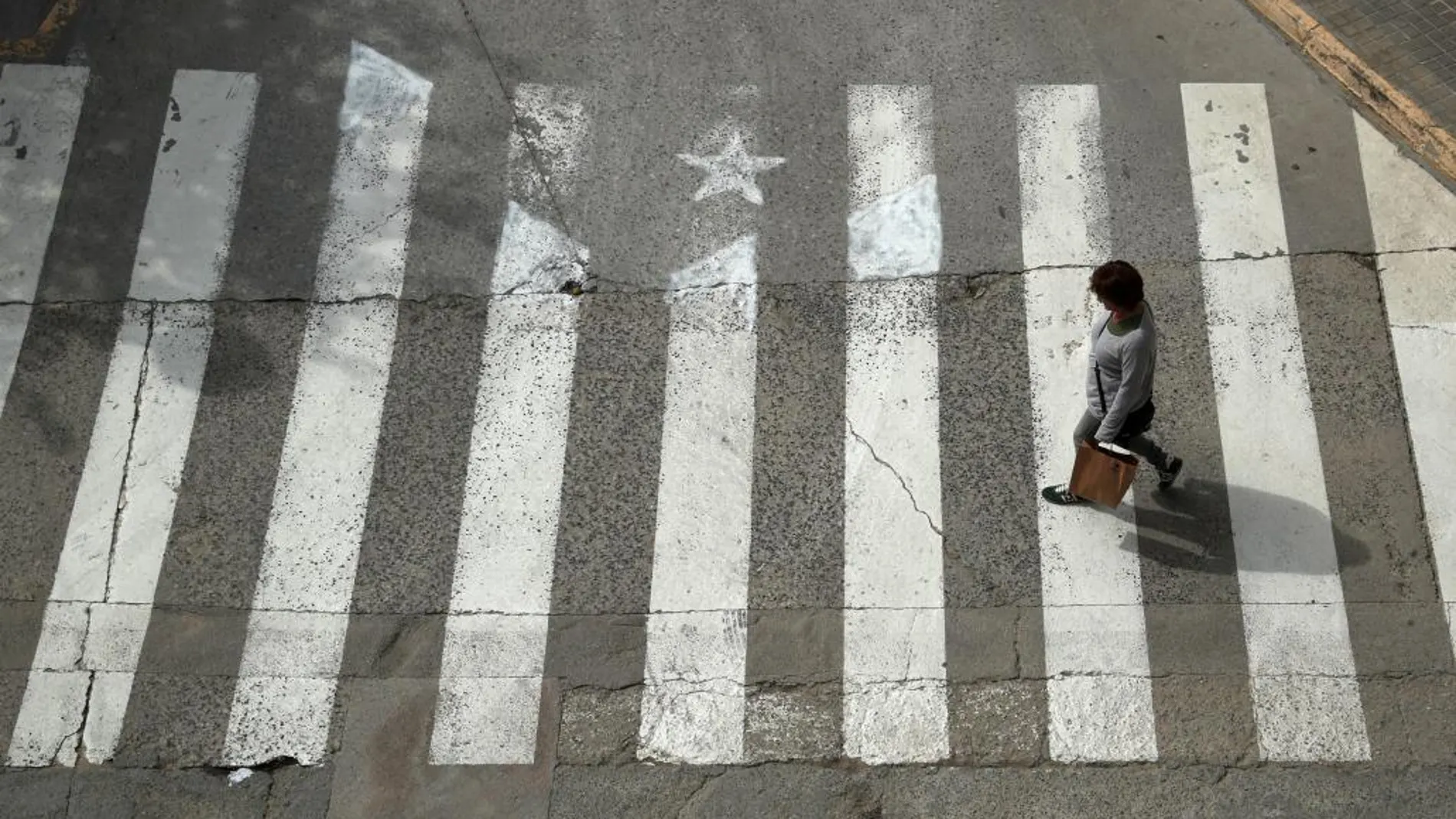 Una paso de cebra transformado en bandera independentista