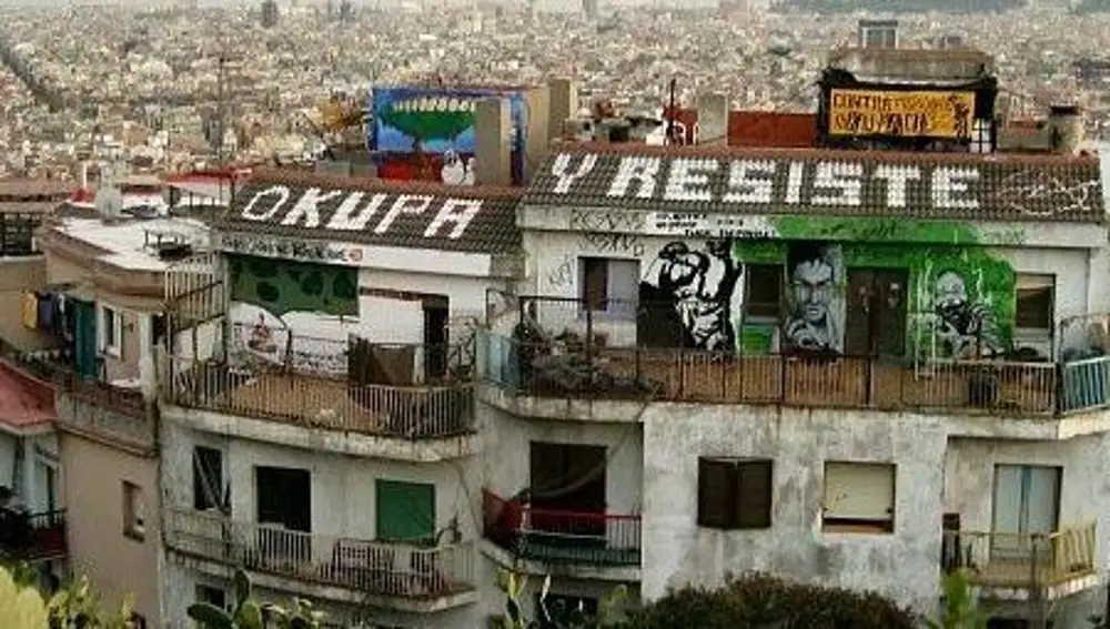 Imagen de unos edificios de "okupas"