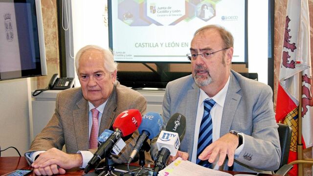 El consejero de Educación, Fernando Rey, informa de los resultados de PISA acompañado por Guillermo García