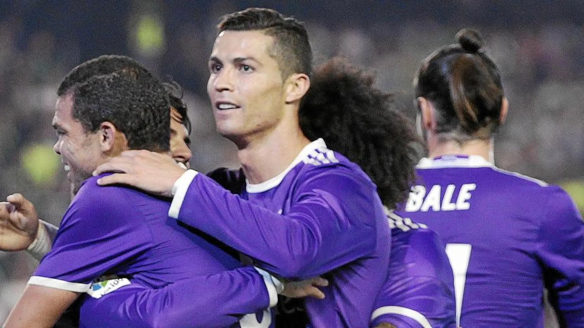 Pepe y Ronaldo celebran con Isco uno de los goles del Real Madrid contra el Betis