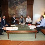 El presidente de la Junta de Castilla y León, Juan Vicente Herrera junto a Faustino Temprano, Vicente Andrés, Santiago Aparicio, Carlos Fernández Carriedo y Mariano Gredilla, en la reunión de trabajo del Diálogo Social