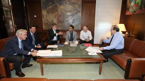 El presidente de la Junta de Castilla y León, Juan Vicente Herrera junto a Faustino Temprano, Vicente Andrés, Santiago Aparicio, Carlos Fernández Carriedo y Mariano Gredilla, en la reunión de trabajo del Diálogo Social