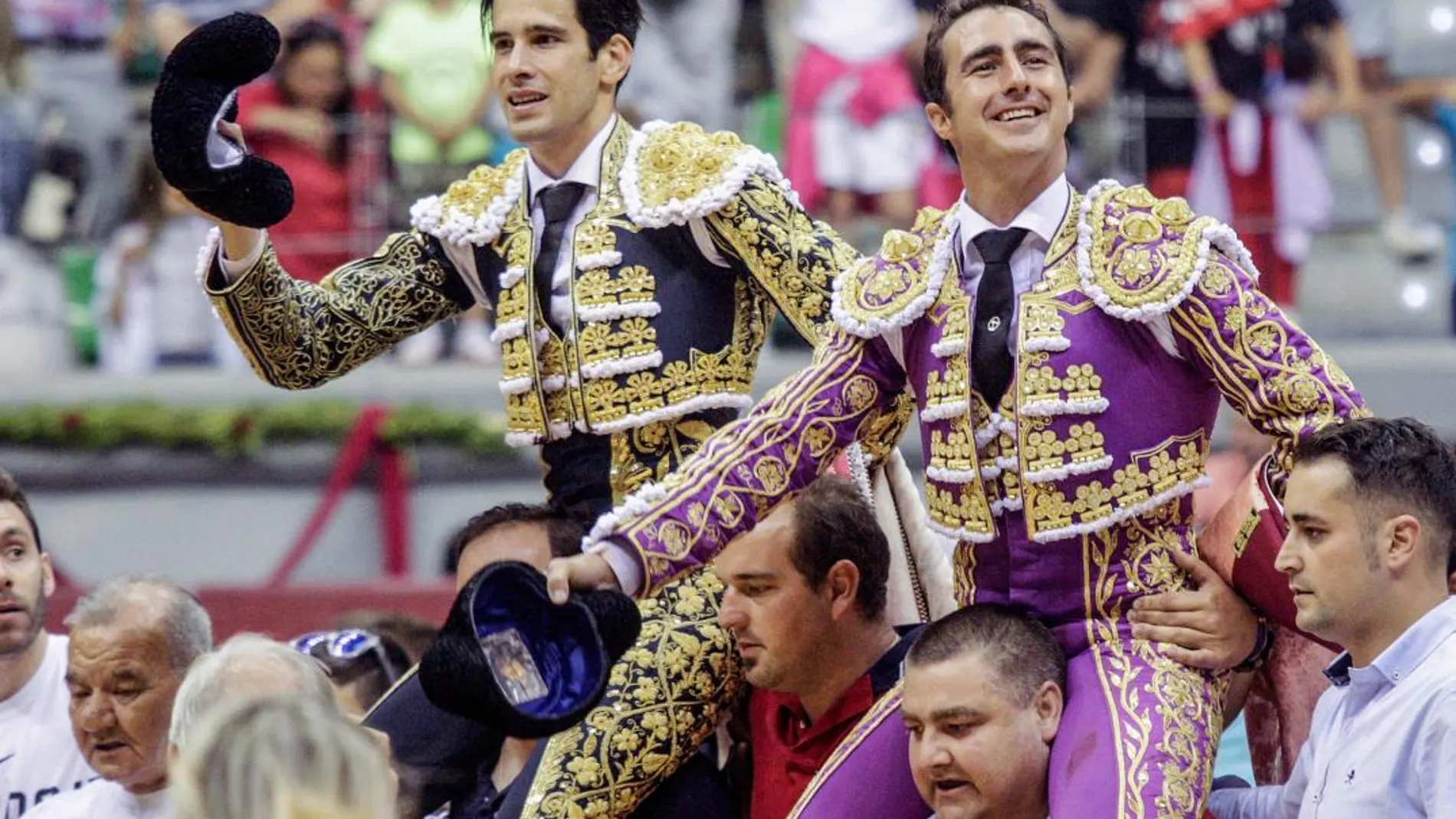 Los toreros Román Sorando (i) y El Fandi (d) salieron a hombros por la Puerta Grande durante el cuarto festejo de la feria de San Pedro y San Pablo de Burgos / Efe