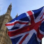 La bandera británica ondea sobre la de la Unión Europea ante el Parlamento en Londres, Reino Unido