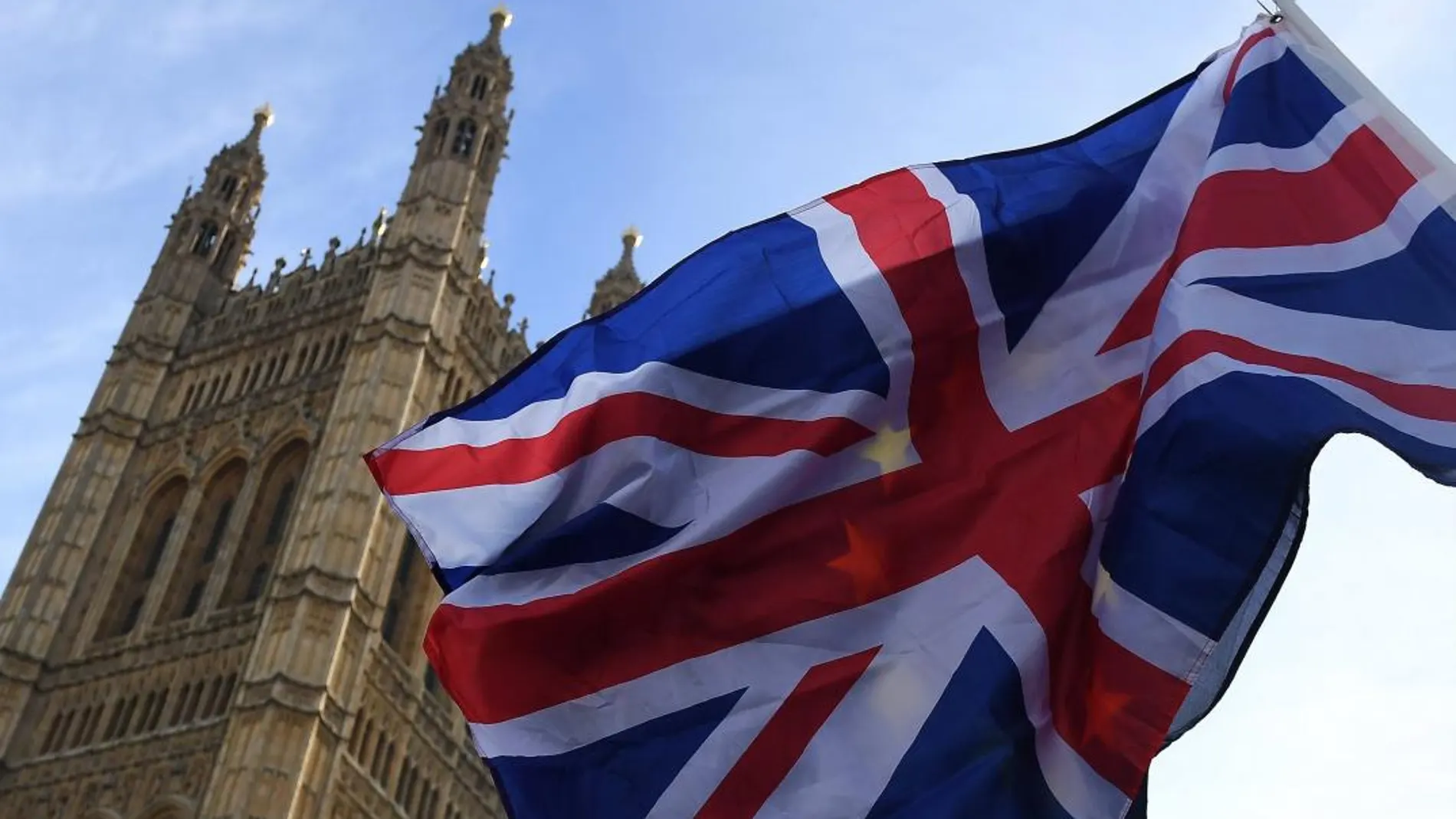 La bandera británica ondea sobre la de la Unión Europea ante el Parlamento en Londres, Reino Unido
