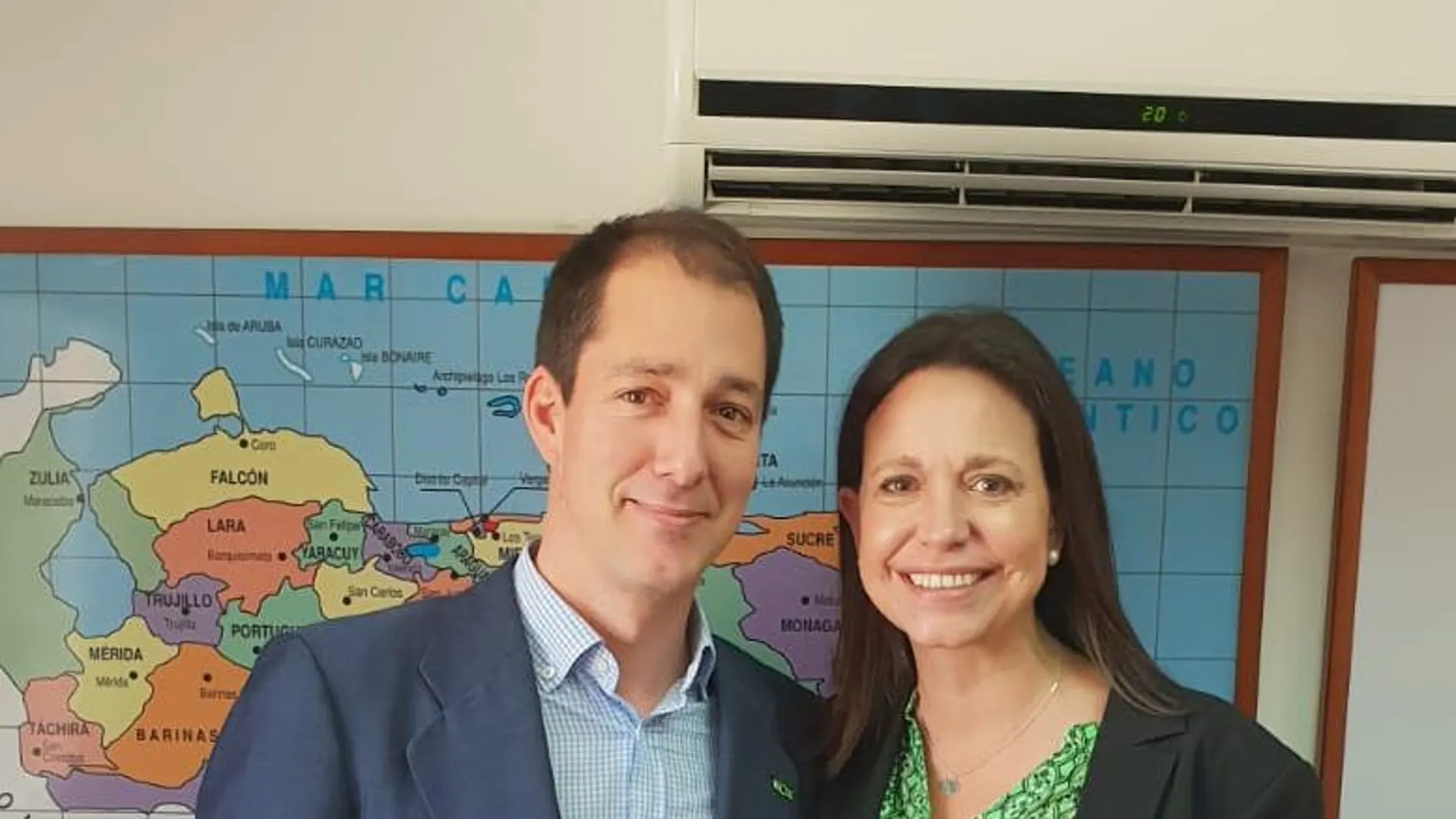 El vicepresidente de Vox, Víctor González, junto a María Corina Machado