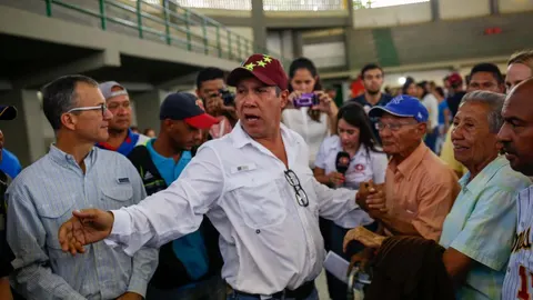 El candidato presidencial, Henri Falcón, ejerce su derecho al voto hoy, domingo 20 de mayo de 2018, desde el centro de votación en el gimnasio techado Los Horcones, en el municipio Iribarren, Barquisimeto, estado Lara (Venezuela) / Foto: Efe