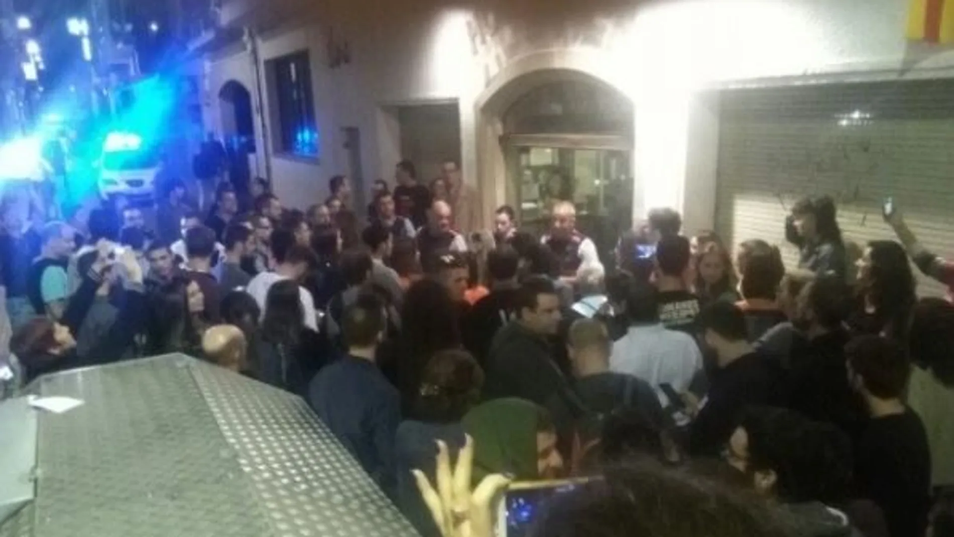 Un grupo de independentistas se agolpa frente a la entrada del hotel anoche en Calella