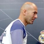 El técnico francés del Real Madrid, Zinedine Zidane, durante la rueda de prensa posterior al entrenamiento realizado hoy en la Ciudad Deportiva de Valdebebas.