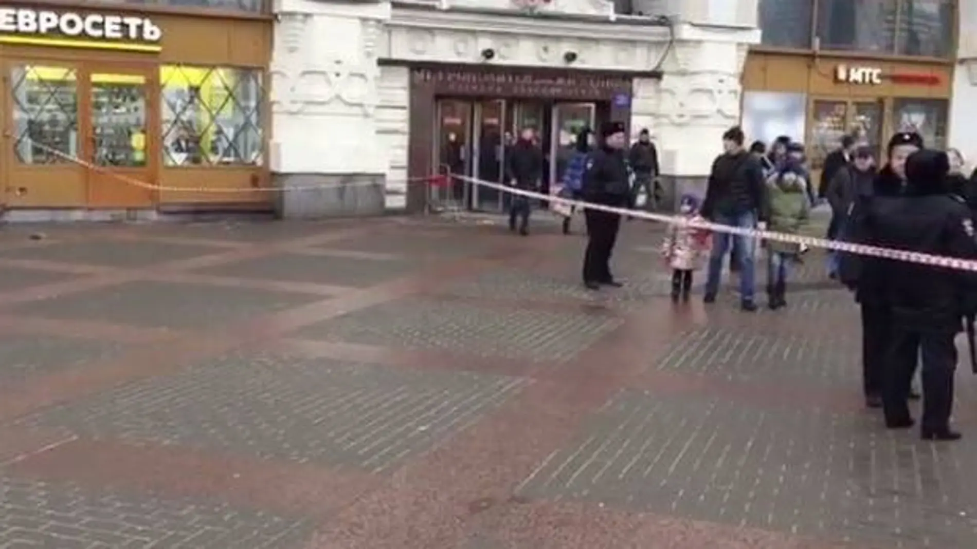 Evacúan tres estaciones de tren en Moscú por aviso de bomba