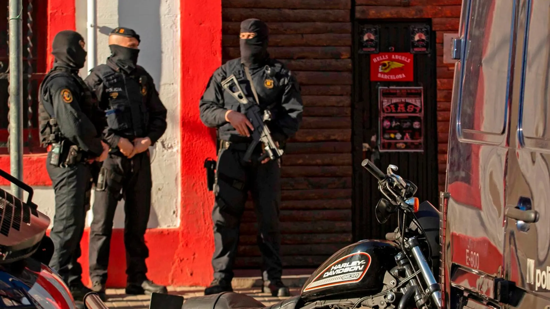 Los Mossos d'Esquadra están realizando una operación contra miembros del club motero Hells Angels (Ángeles del Infierno) por los delitos de tráfico de drogas y contra el patrimonio, por la que han practicado una docena de entradas y registros en distintos puntos de Cataluña