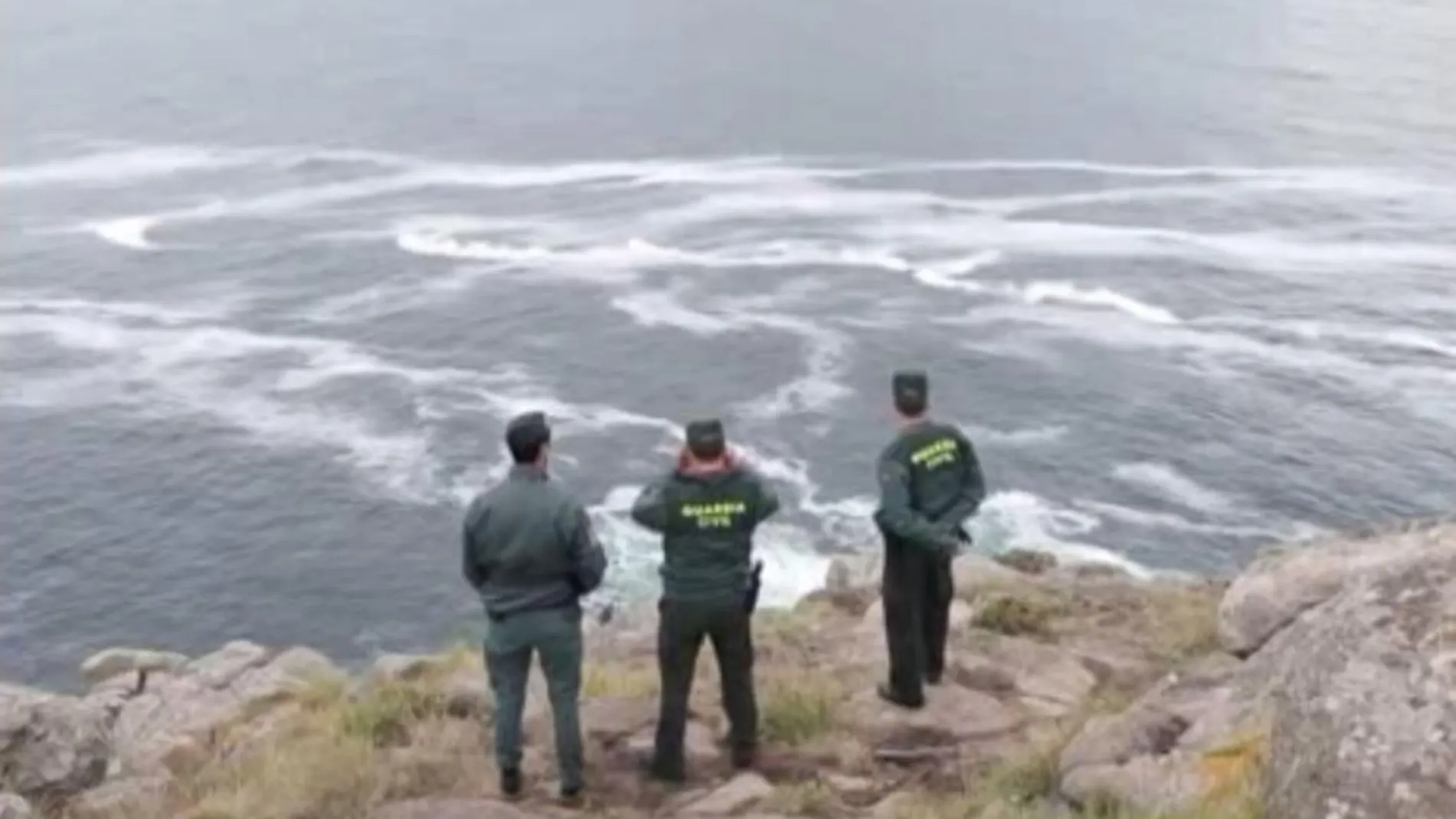 Agentes de la Guardia Civil rastreando la zona en donde se encontraron las pertenencias del peregrino