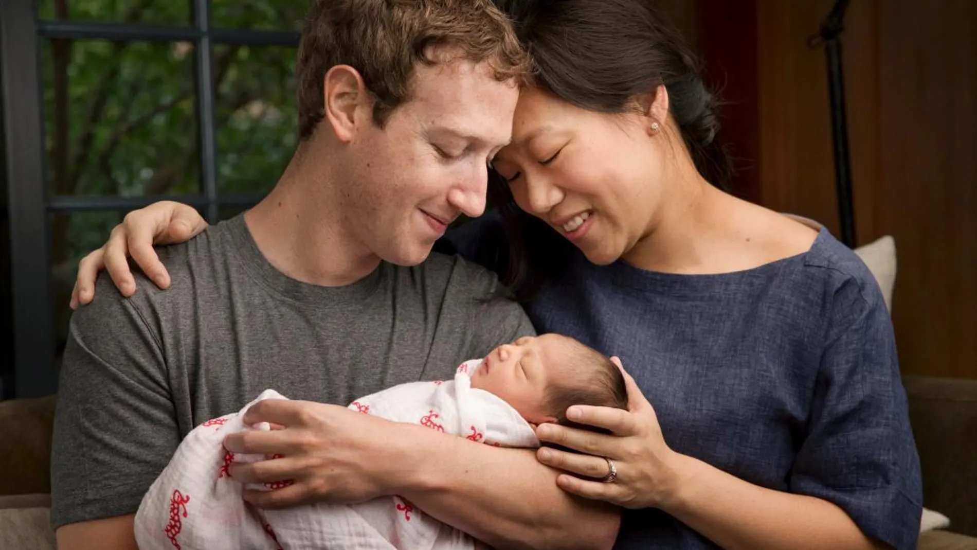 Mark Zuckerberg y su mujer Priscilla muestran a su primera hija / AP