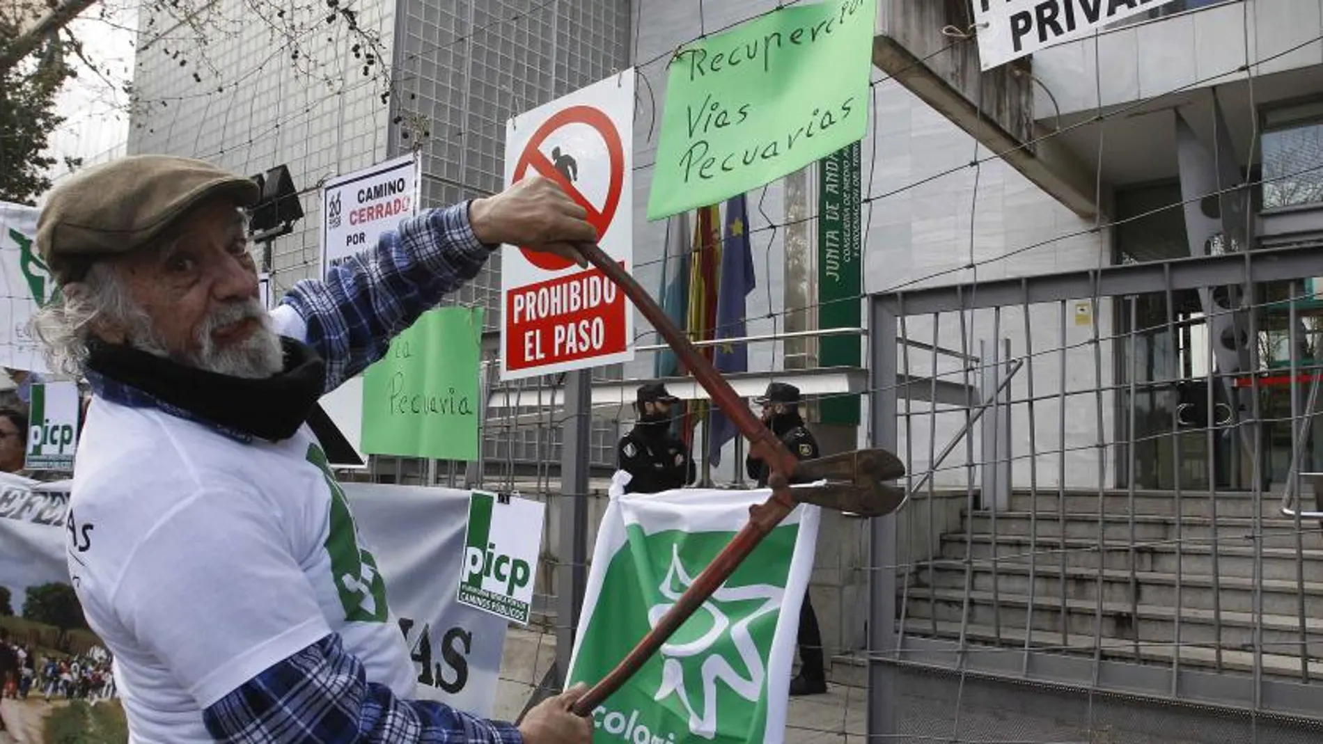 Ecologistas en Acción ha organizado varios actos de protesta en defensa de las vías pecuarias, además de la denuncia interpuesta en los juzgados sevillanos (Foto: Manuel Olmedo)