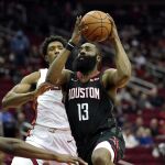James Harden entra a canasta