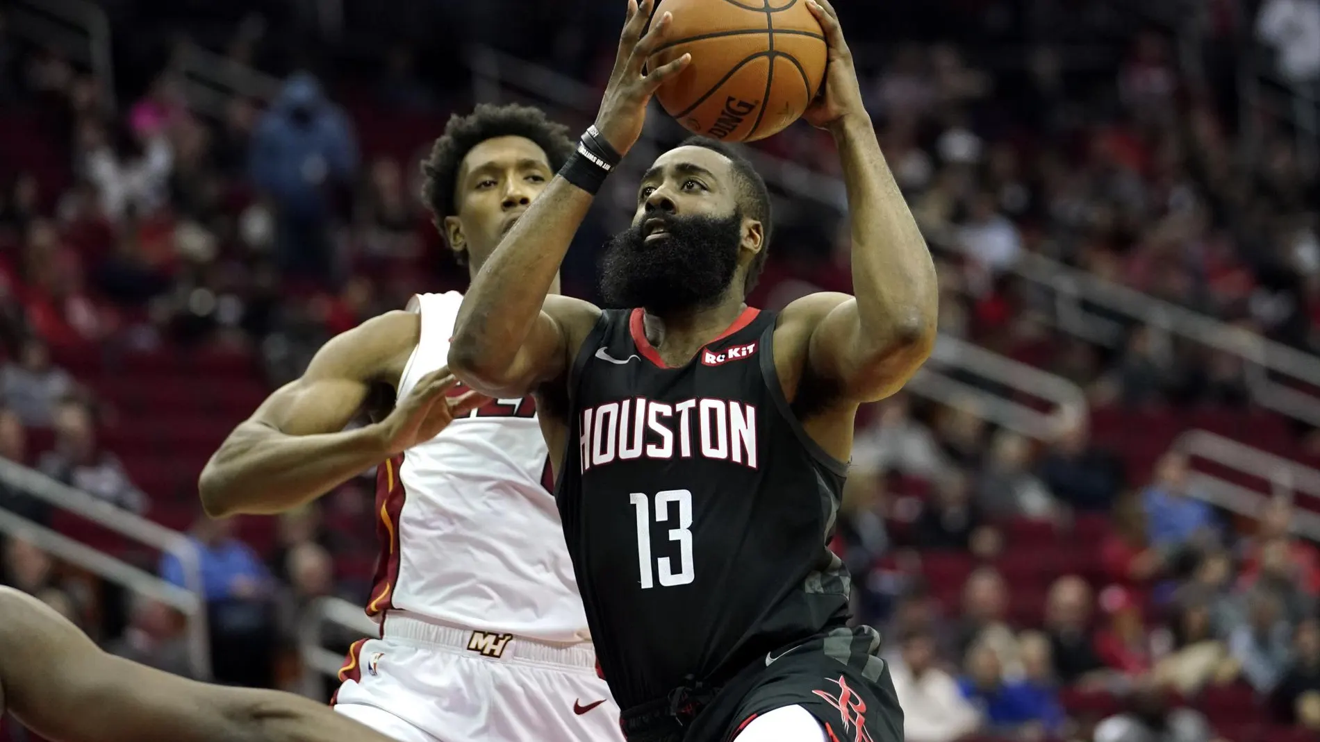 James Harden entra a canasta