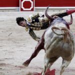 Momento en el que Roca Rey es corneado por el sexto toro de Jandilla