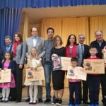 Foto de familia de los premiados y familiares en la ciudad de Pafos (Chipre) con sus respectivos Diplomas acompañados del Presidente de la ONG española Paz y Cooperación don Joaquín Antuña.