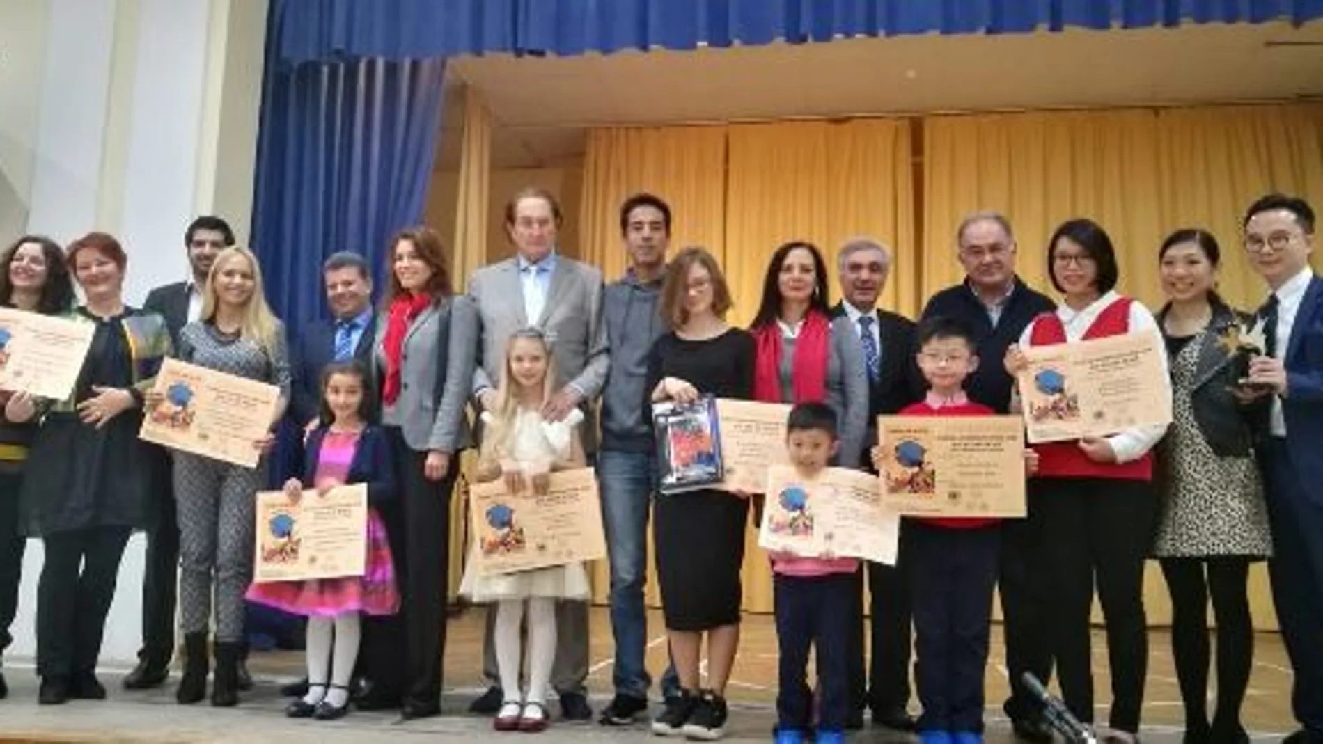 Foto de familia de los premiados y familiares en la ciudad de Pafos (Chipre) con sus respectivos Diplomas acompañados del Presidente de la ONG española Paz y Cooperación don Joaquín Antuña.