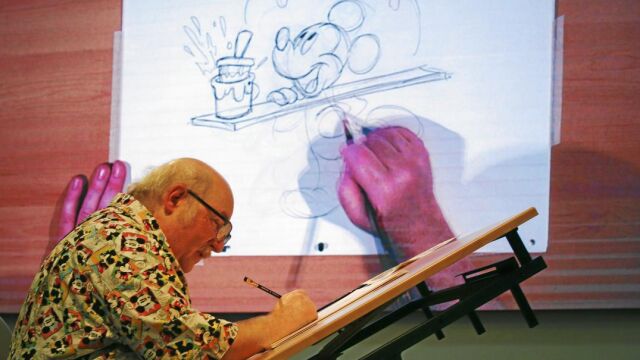 Eric Goldberg dibujó ayer la evolución del ratón más famoso del mundo. No necesitó más que un lápiz. Foto: Alberto R. Roldán