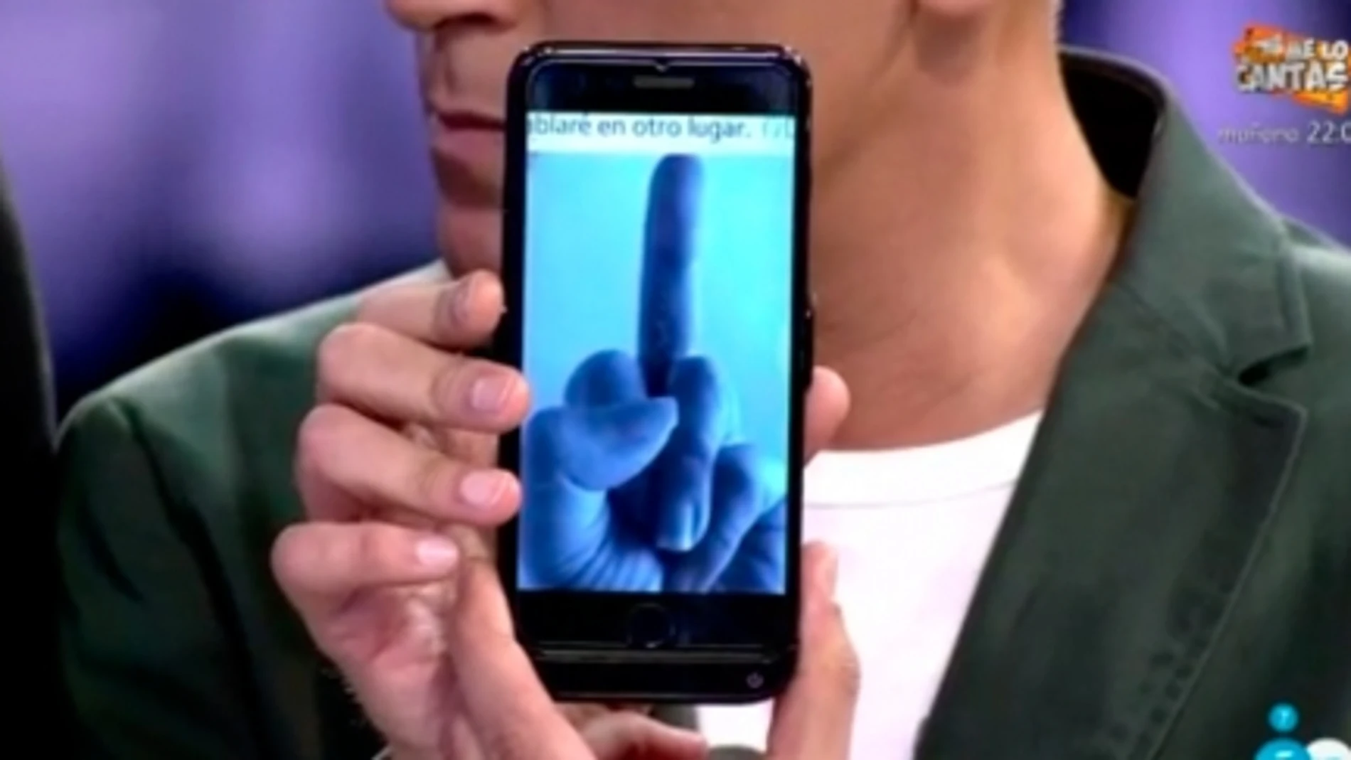 Kiko Hernández muestra la imagen en su teléfono