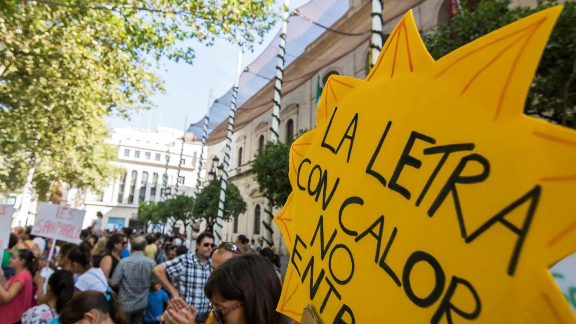 En los últimos días se han sucedido las protestas de padres y alumnos por las condiciones de las aulas, a más de 30ºC ya metidos en pleno mes de octubre