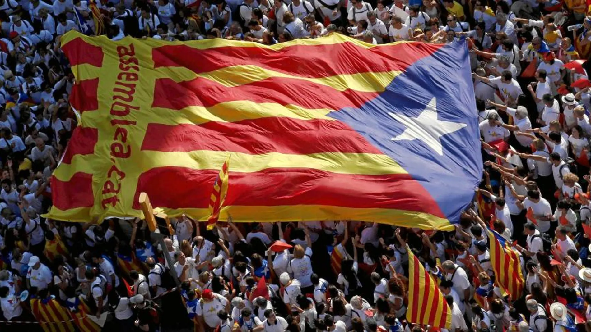 El barómetro dibuja una ciudad plural, que avisa de que el encaje de Cataluña en España no pasa ni por la unilateralidad ni por el 155