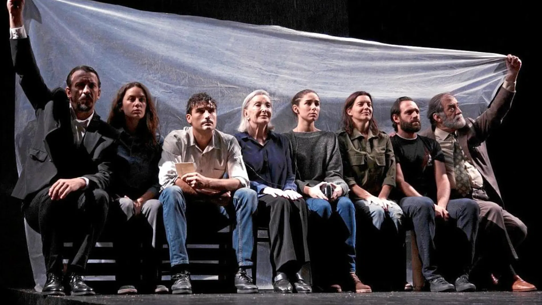 Después de 12 meses, el montaje (en una imagen de junio) ha sufrido cambios dentro de un elenco que aún conserva, entre otros, dos pesos pesados: Ramón Barea (derecha) y Núria Espert (centro)