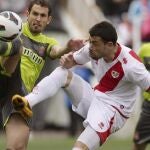 El centrocampista del Rayo vallecano Javi Fuego lucha un balón con el centrocampista del RCD Espanyol Javier "Javi"López (i)