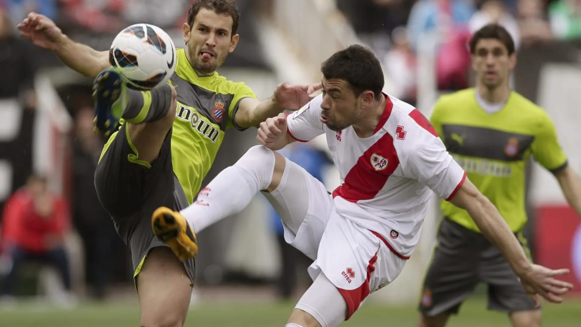 El centrocampista del Rayo vallecano Javi Fuego lucha un balón con el centrocampista del RCD Espanyol Javier "Javi"López (i)