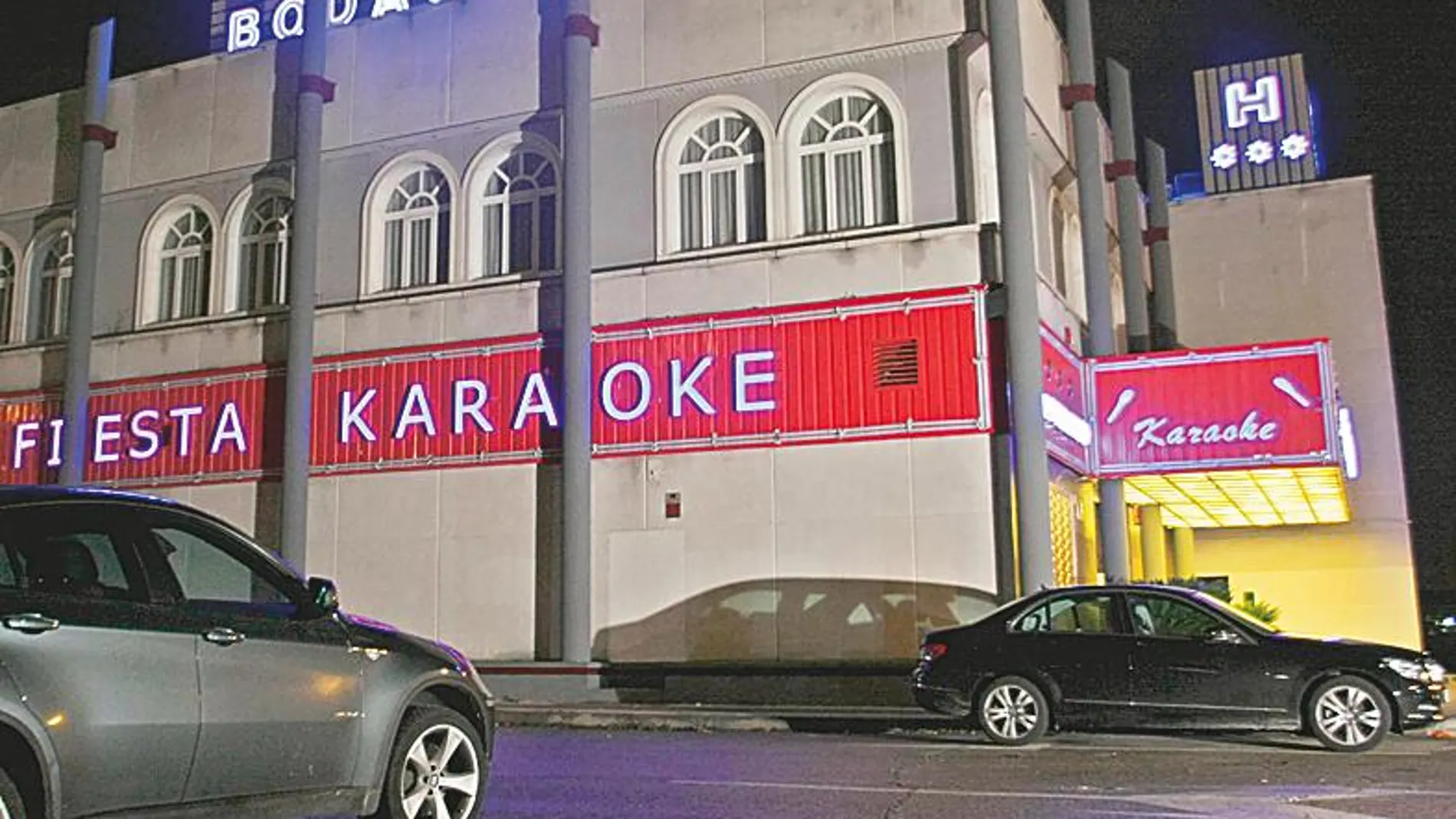 El karaoke «El cielo y el mundo» se encuentra ubicado en Parla, muy cerca de Cobocalleja, el mayor polígono chino de Europa. Los agentes de policía han practicado allí multitud de redadas, pero vuelven a abrir de forma sistemática con apariencia de un local de ocio más
