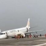 Un piloto salva a los 89 pasajeros de un vuelo tras aterrizar sin ruedas frontales