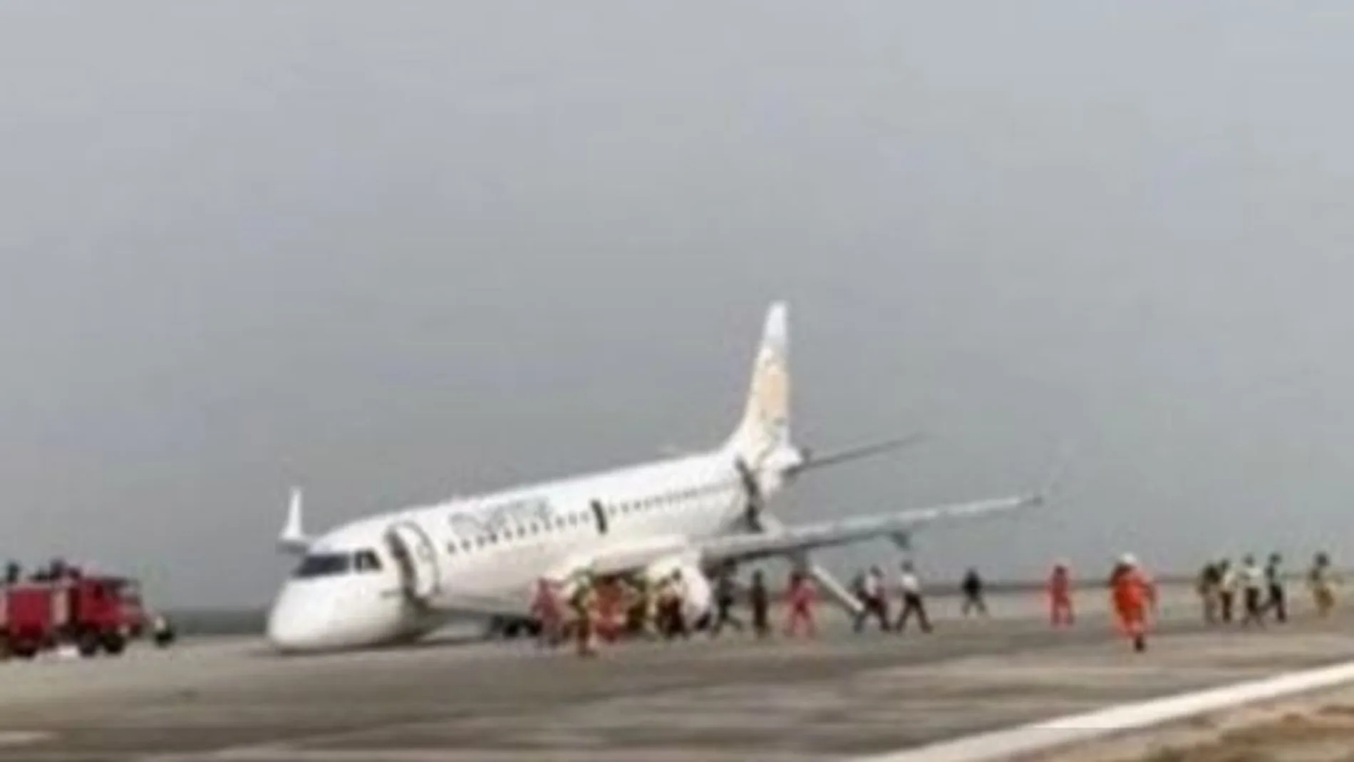 Un piloto salva a los 89 pasajeros de un vuelo tras aterrizar sin ruedas frontales