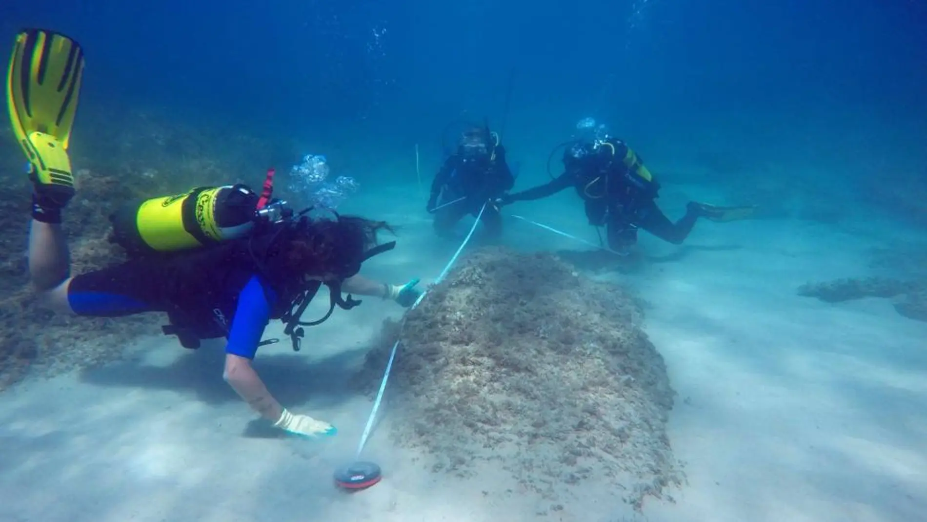 Arqueólogos subacuáticos examinan restos de la ciudad romana de Néapolis