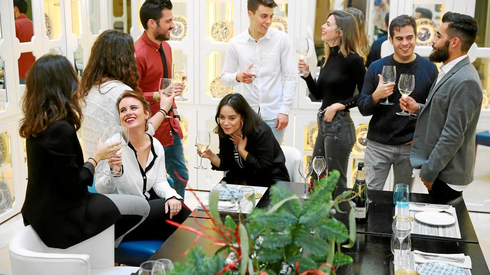 Laura y sus compañeros celebran su cena de empresa en uno de los salones que el hotel Only You tiene reservado para estos eventos / Foto: Cristina Bejarano