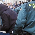 José Enrique Abuín llegó a los juzgados de Ribeira con la capucha puesta y bajo importantes medidas de seguridad