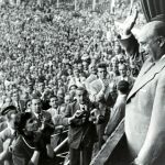 El dictador Franco saluda al público barcelonés durante una corrida de toros.
