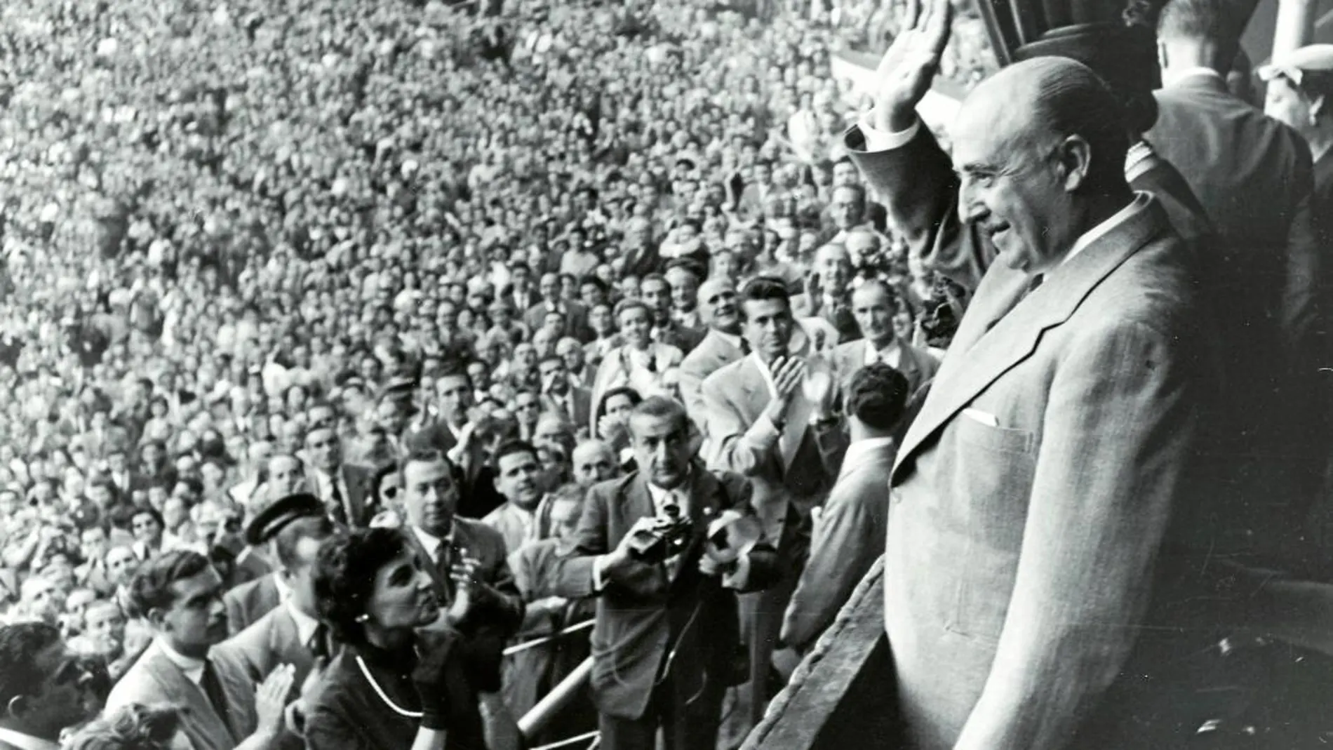El dictador Franco saluda al público barcelonés durante una corrida de toros.