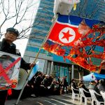 Un ciudadano incendia en Seúl una bandera norcoreana en protesta por la cumbre entre los líderes de Corea del Norte y EEUU / Efe