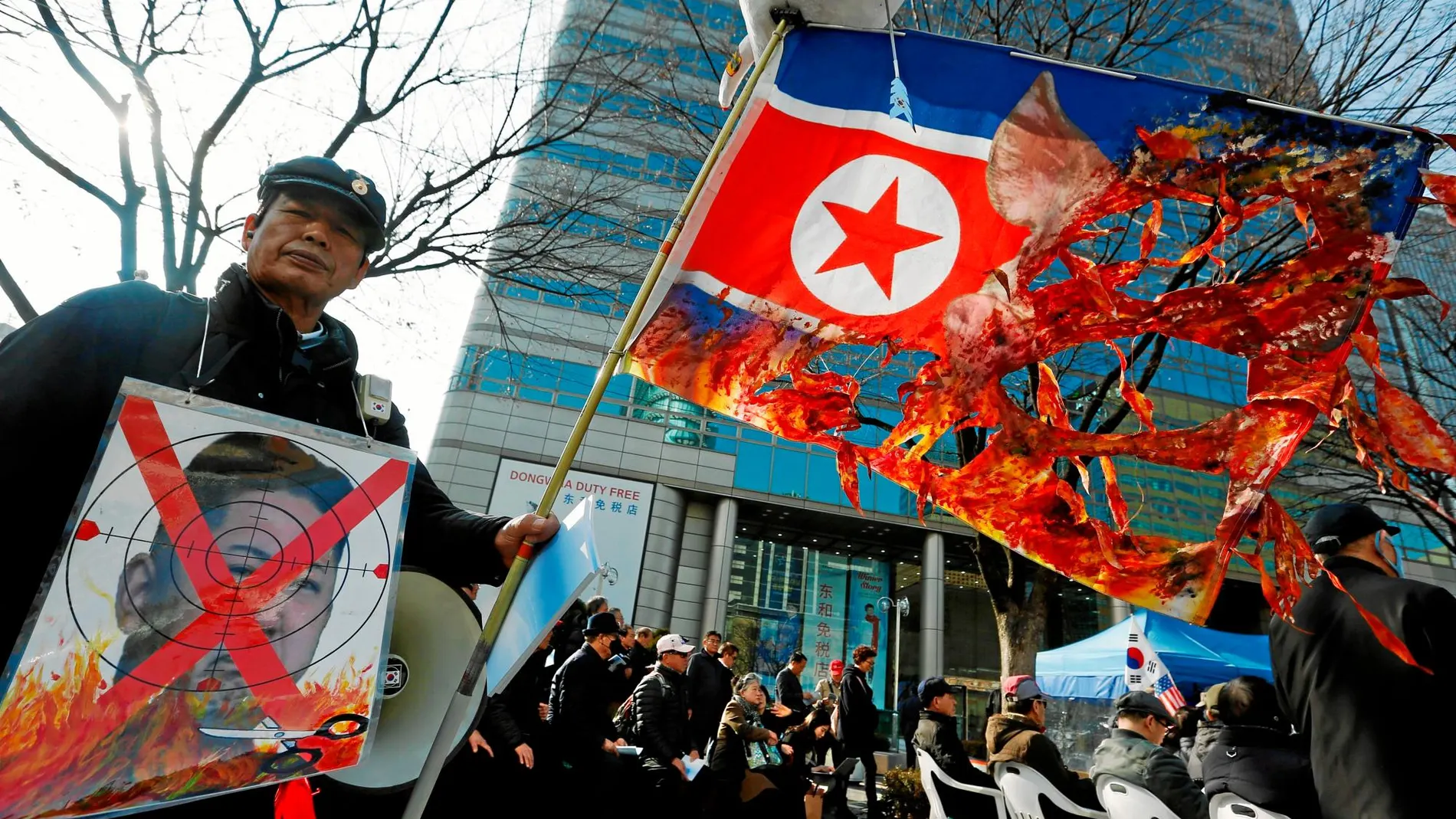 Un ciudadano incendia en Seúl una bandera norcoreana en protesta por la cumbre entre los líderes de Corea del Norte y EEUU / Efe