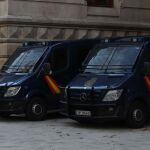 Furgonetas de la Policia Nacional ante el edificio de la Audiencia de Barcelona.