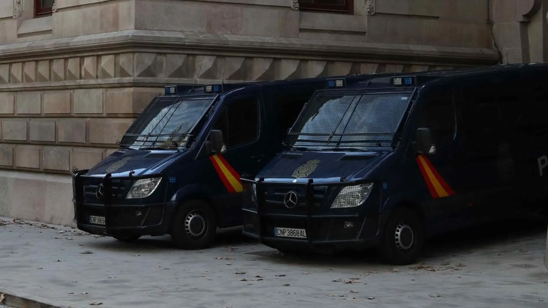 Furgonetas de la Policia Nacional ante el edificio de la Audiencia de Barcelona.