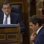 El líder de Ciudadanos, Albert Rivera, pasa frente al presidente del Gobierno en funciones, Mariano Rajoy