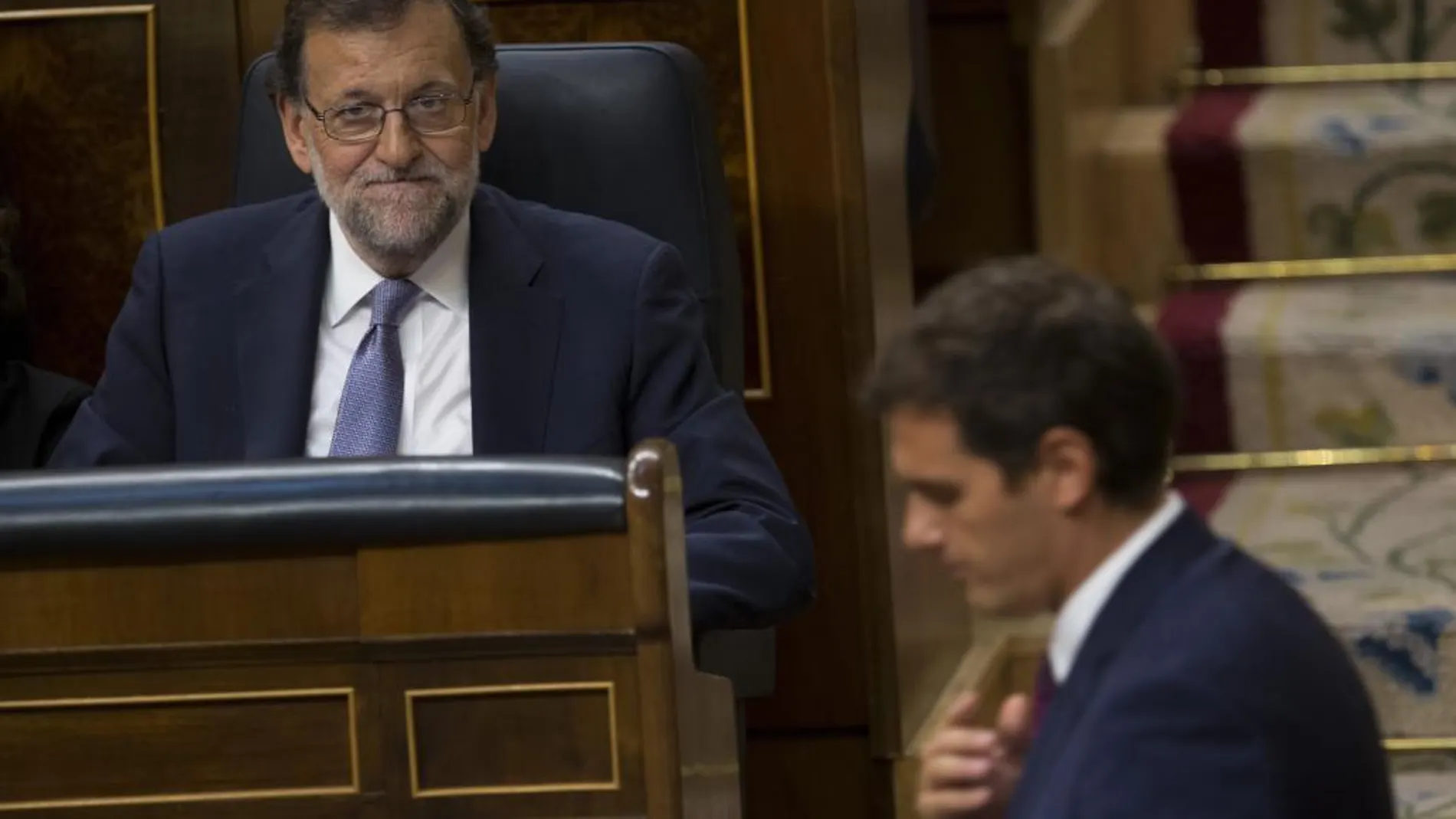 El líder de Ciudadanos, Albert Rivera, pasa frente al presidente del Gobierno en funciones, Mariano Rajoy