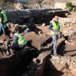El equipo de arqueólogos trabaja en uno de los esqueletos que han aparecido