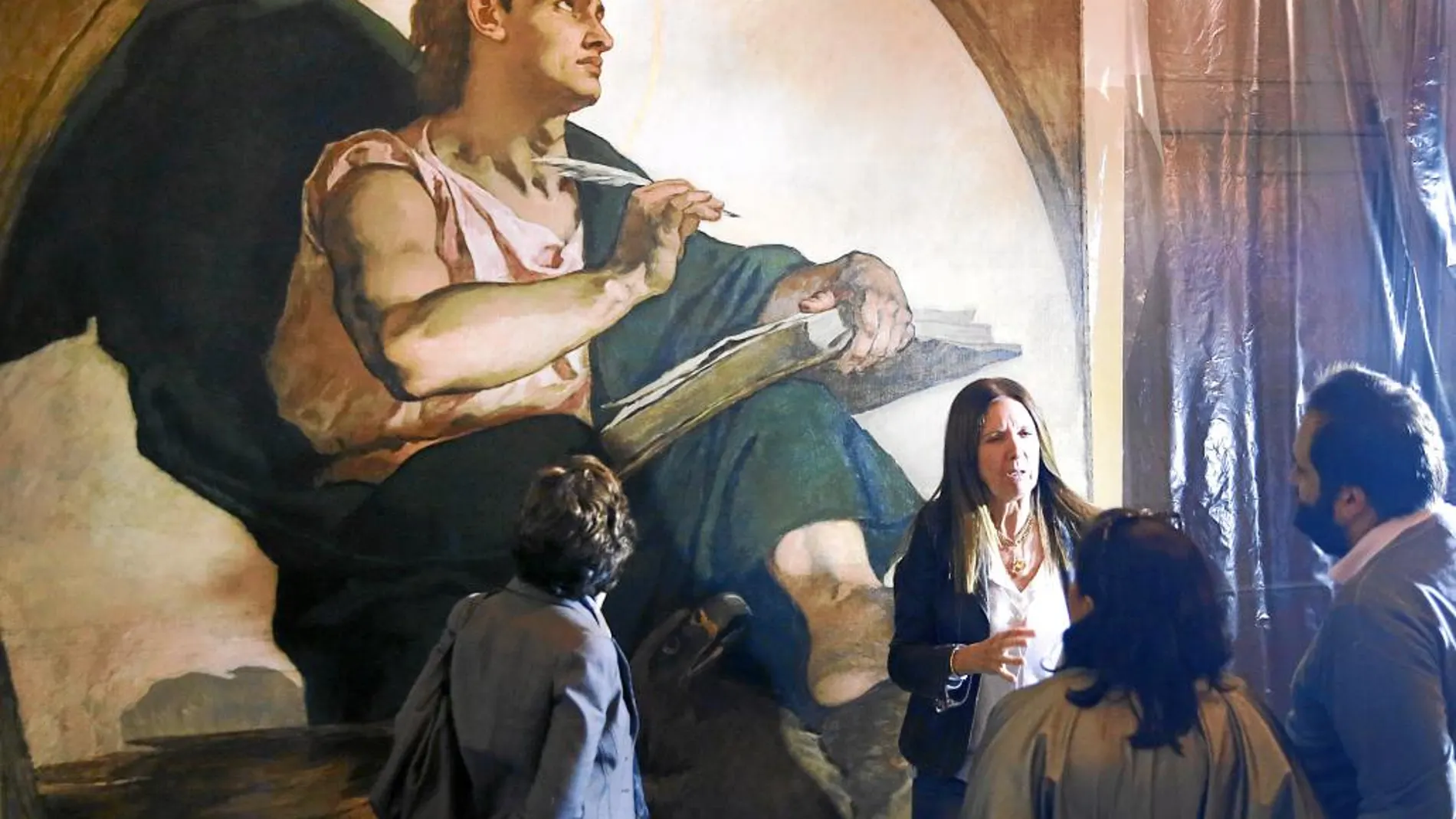 El traslado es fruto del convenio entre la Comunidad de Madrid y la Iglesia. Las obras se restauraron –en la imagen su autora–en la parroquia de San Ginés/ Cipriano Pastrano