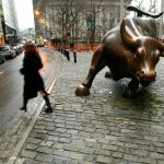 La famosa escultura de un toro a la puerta de Wall Street