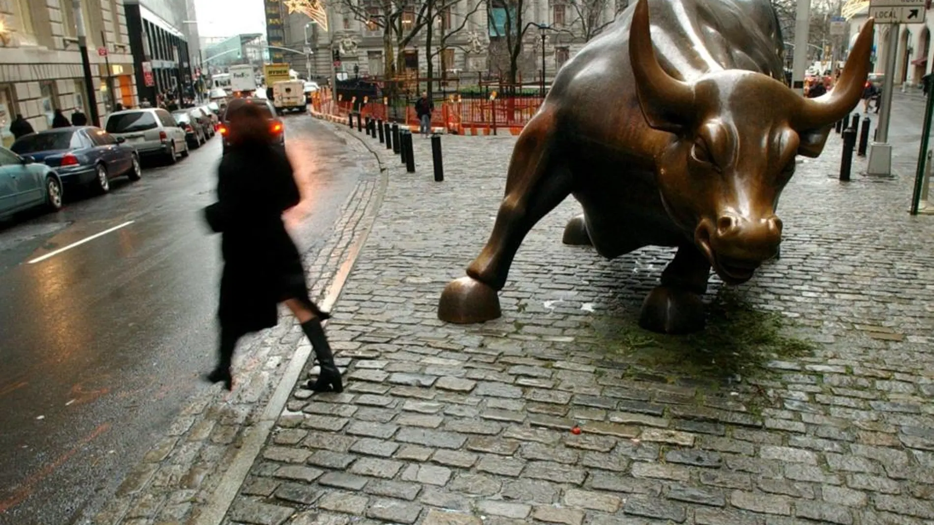 La famosa escultura de un toro a la puerta de Wall Street