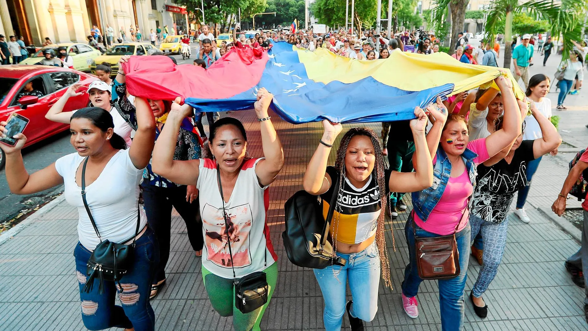Venezolanos residentes en Cúcuta (Colombia) marcharon ayer para pedir que se permita el paso de la ayuda humanitaria